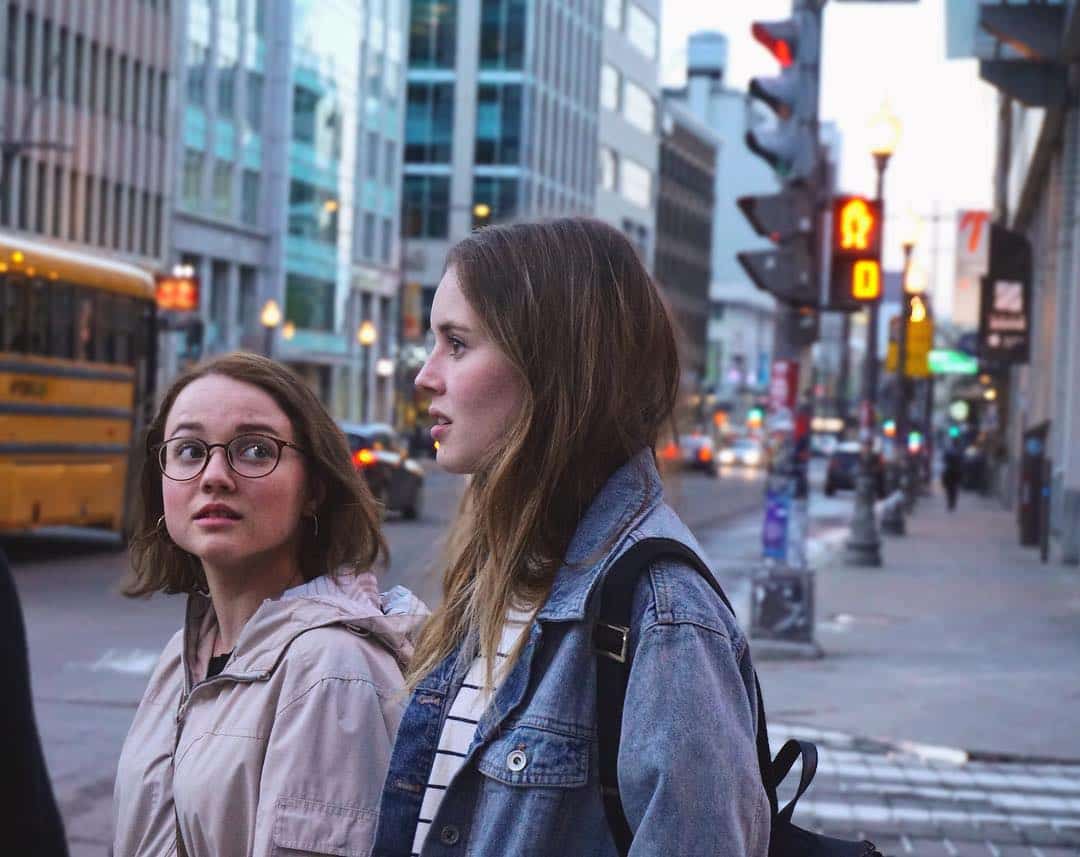 Cette actrice raconte son premier bec en ondes