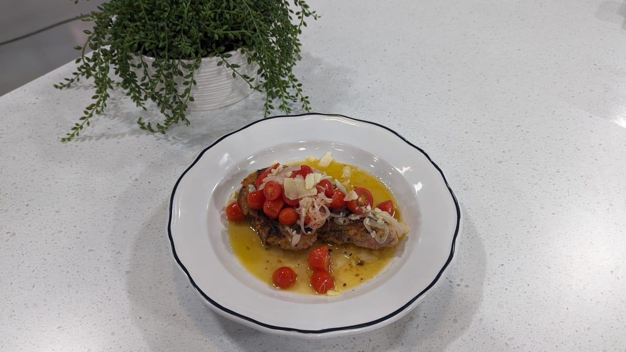 Côtelettes de porc panées, vinaigrette aux tomates