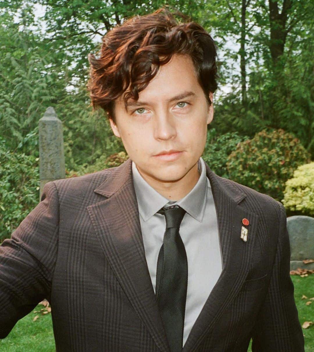 Cole Sprouse et sa blonde s’embrassent 