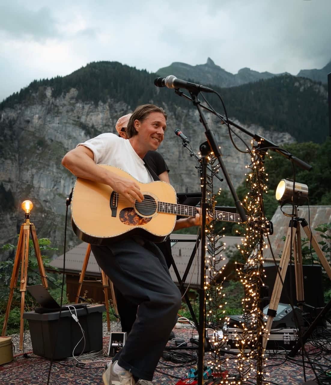 Voyez Jon Matte de Franklin Electric offrir des concerts en plein air dans les magnifiques Alpes suisses - «La Suisse, quel rêve!»