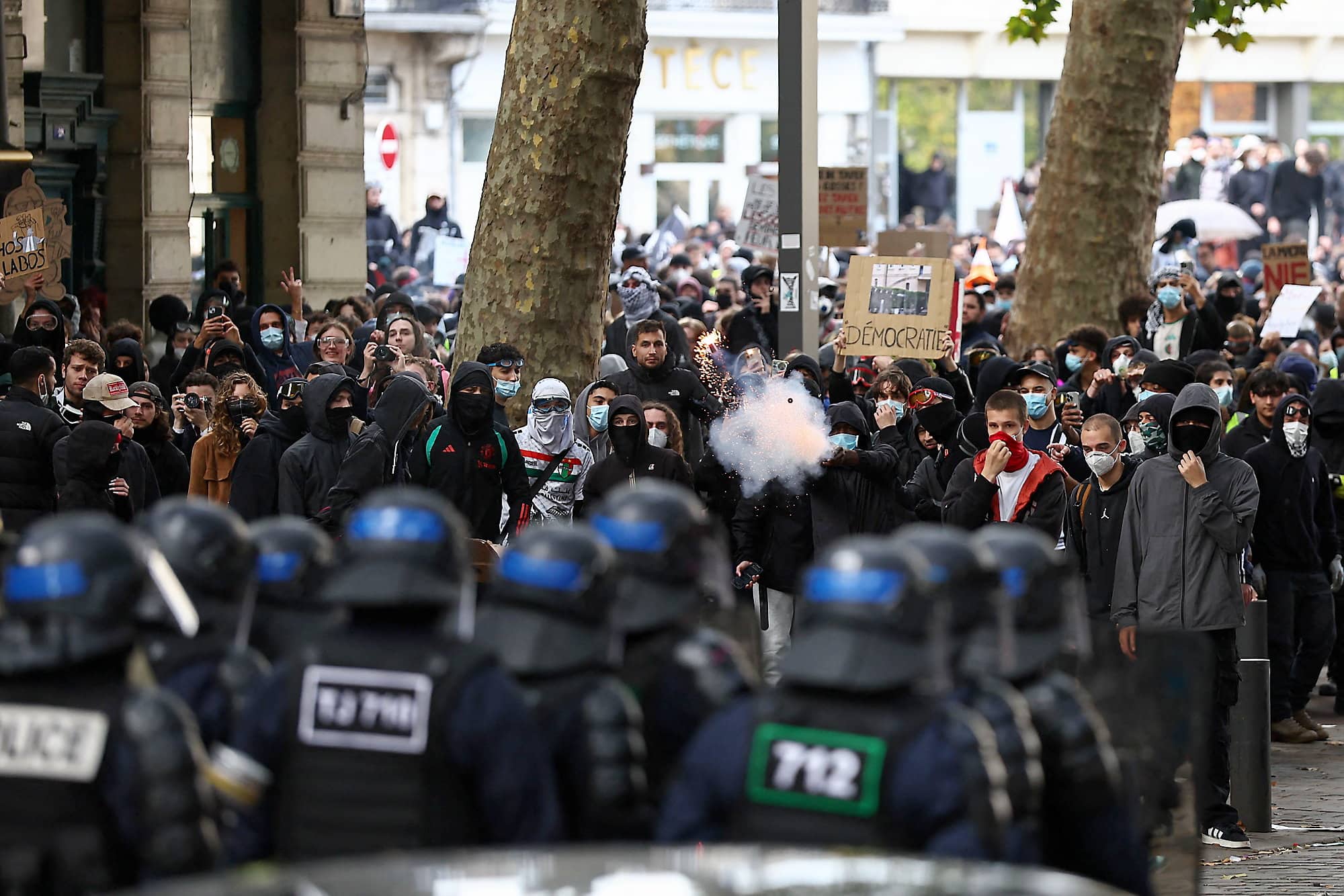 Des membres de la Brigade anticriminalité ont fait face à des manifestants le 17 octobre 2026, à Lille.