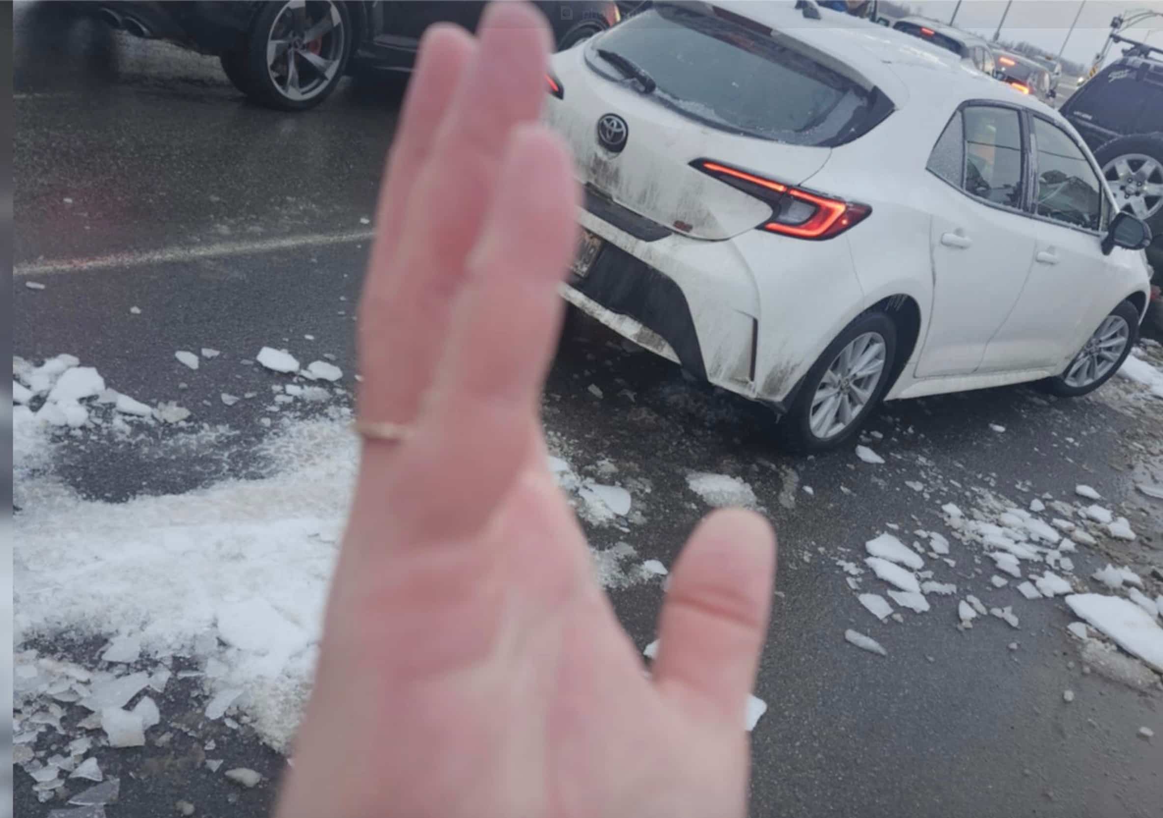 Le policier z&eacute;l&eacute; de L&rsquo;Assomption r&eacute;cidive: une femme forc&eacute;e &agrave; d&eacute;glacer sa voiture &agrave; mains nues subit des blessures