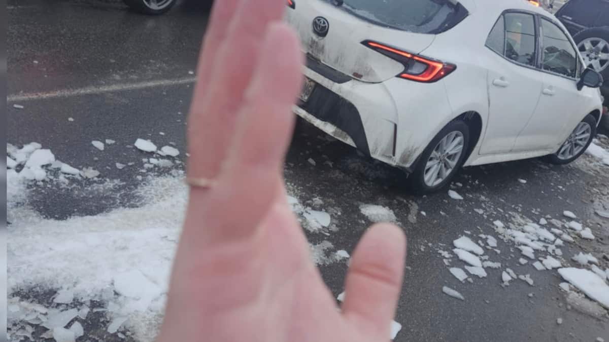 Le policier zélé de L’Assomption récidive: une femme forcée à déglacer sa voiture à mains nues subit des blessures