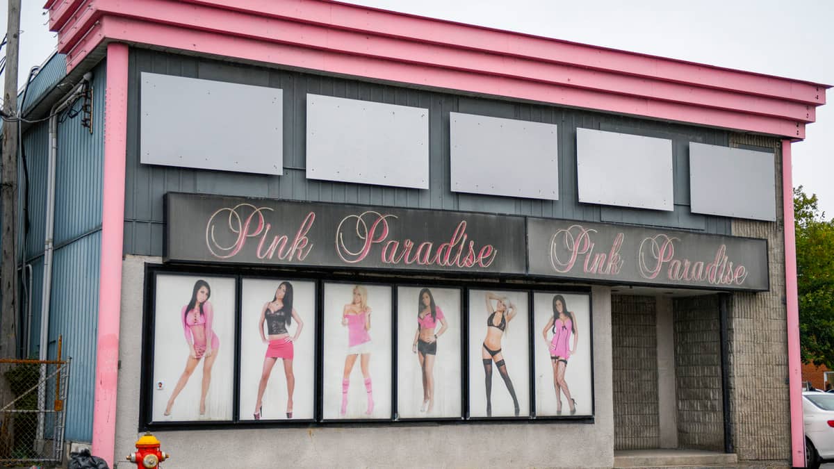 Laval verse 415 000 à un proche des Hells Angels pour acheter un ancien bar de danseuses TVA Laval verse 415 000 à un proche des Hells Angels pour acheter un ancien bar de danseuses TVA