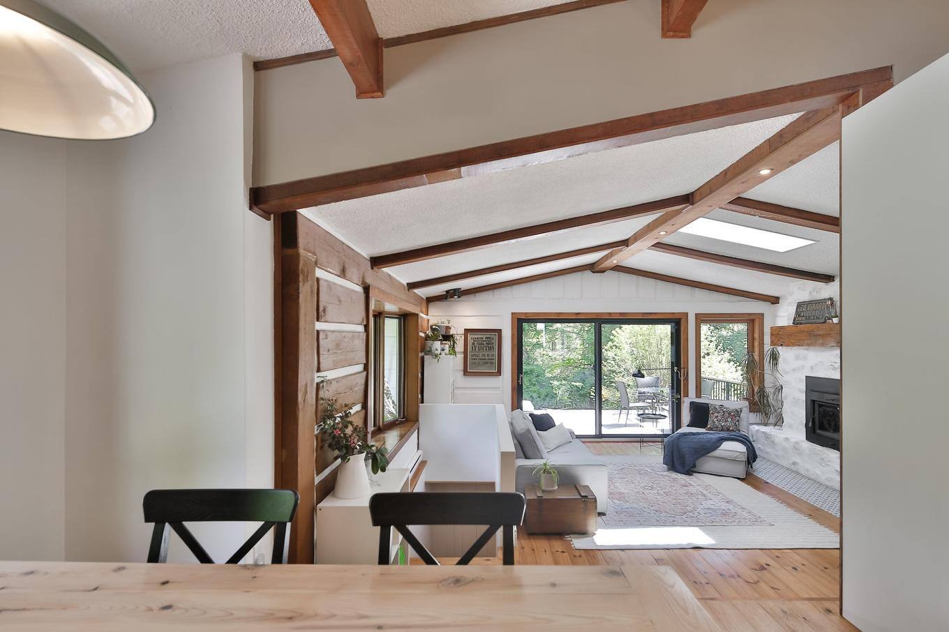 Une maison de campagne rénovée avec goût à 749k