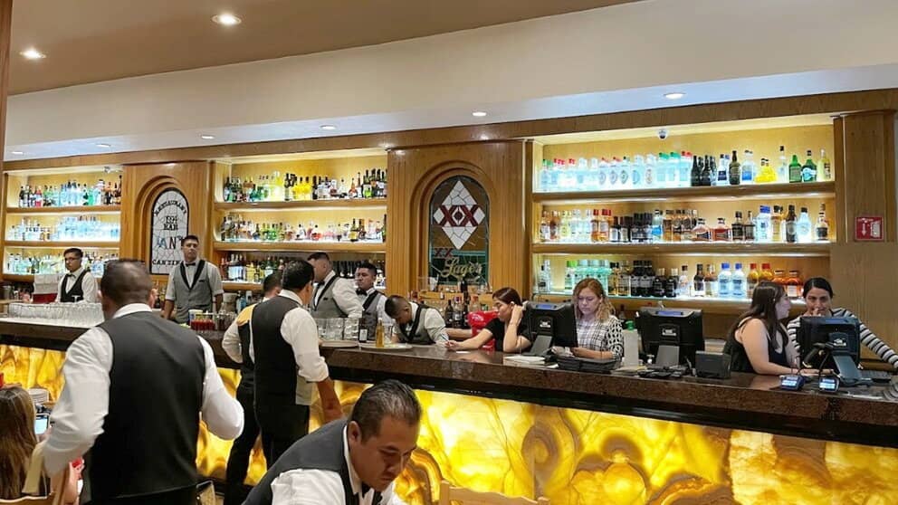 Intérieur d’un restaurant de Mexico visé par les sanctions américaines en raison de ses liens avec le cartel de Sinaloa.