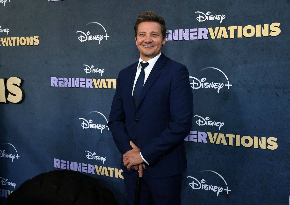 Un an après son terrible accident, Jeremy Renner rend hommage à sa ...