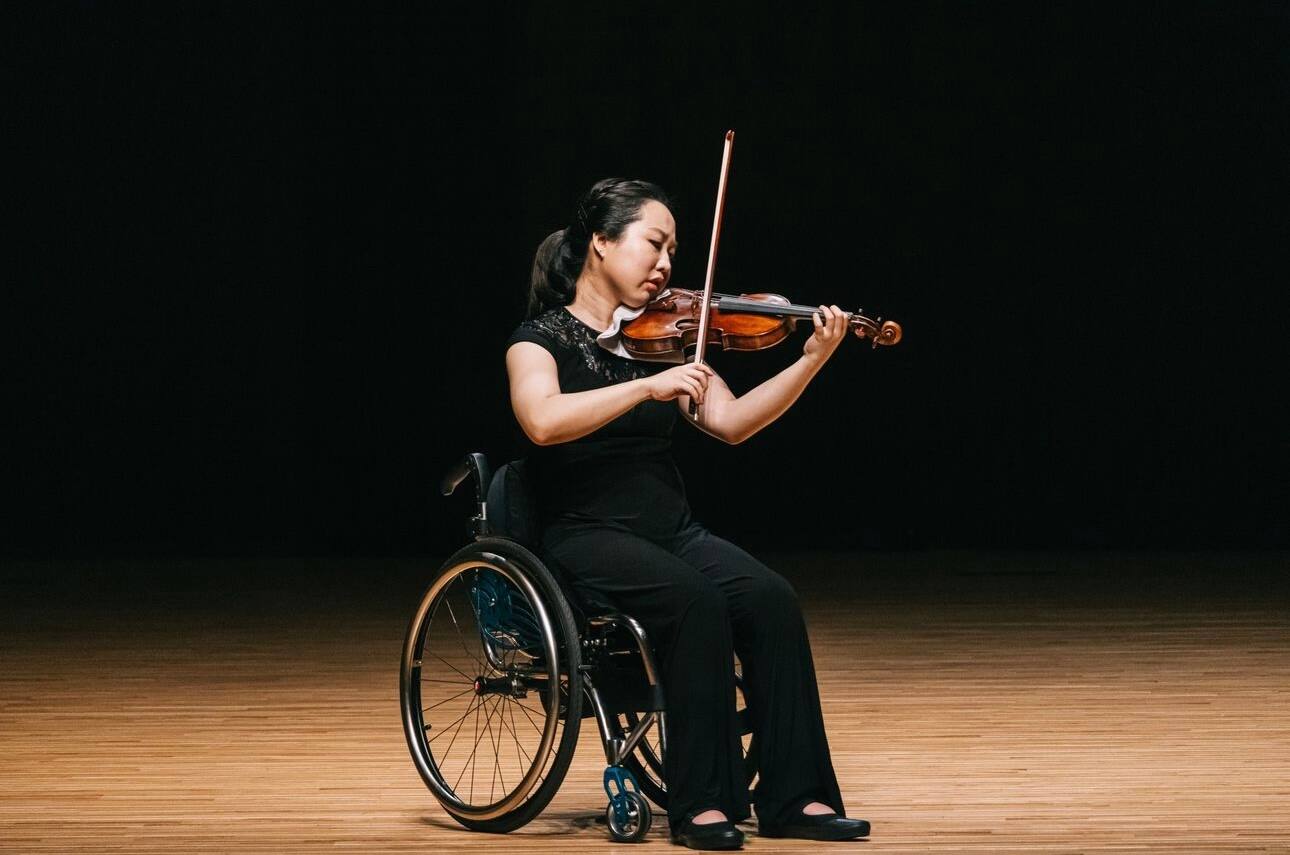 Survivante d'un grave accident de voiture, une violoniste sud-coréenne revient à Montréal pour participer à un concours musical international
