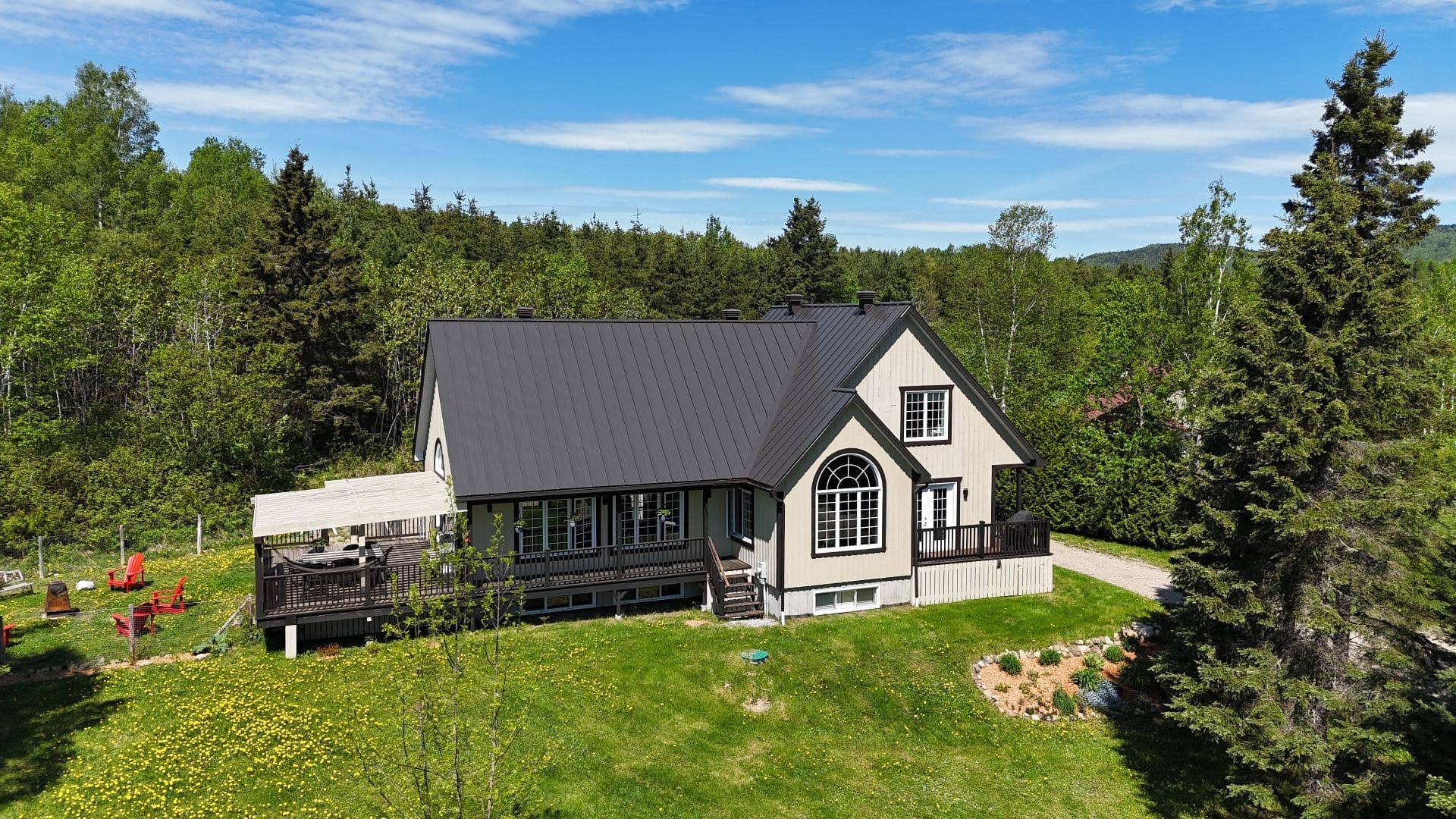 Cette maison avec vue sur le fleuve à vendre