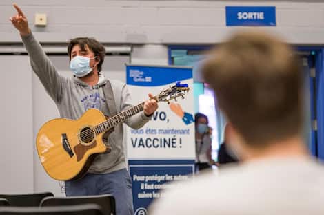The opening of the COVID-19 vaccination at the Palais des Congrès during the third wave of the COVID-19 epidemic, in Montreal, Thursday, May 13, 2021. In this photo: Singer Emile Belloudou sings at the vaccination center. JOEL LEMAY / QMI AGENCY
