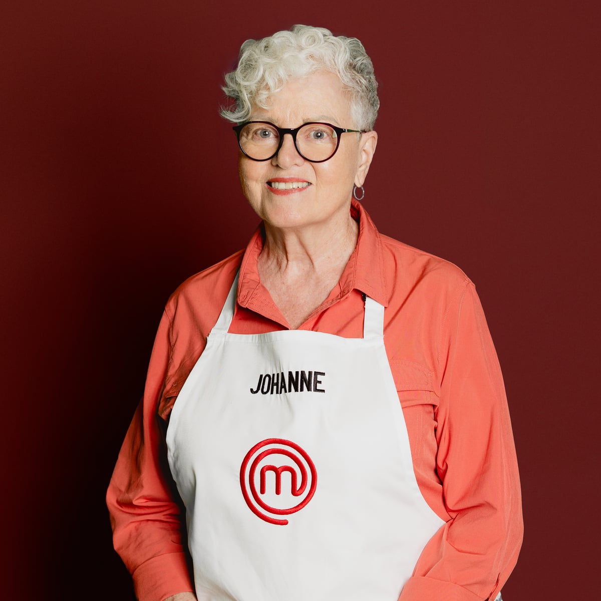 Johanne est une chasseuse et une pêcheuse. Ses plats reflètent son désir d’aventure. C’est la senior du groupe et
elle a de l’énergie à revendre! Son objectif est de vivre l’expérience MasterChef Québec à fond! Elle s’inscrit parmi les 16 candidats de la deuxième saison de «MasterChef Québec».