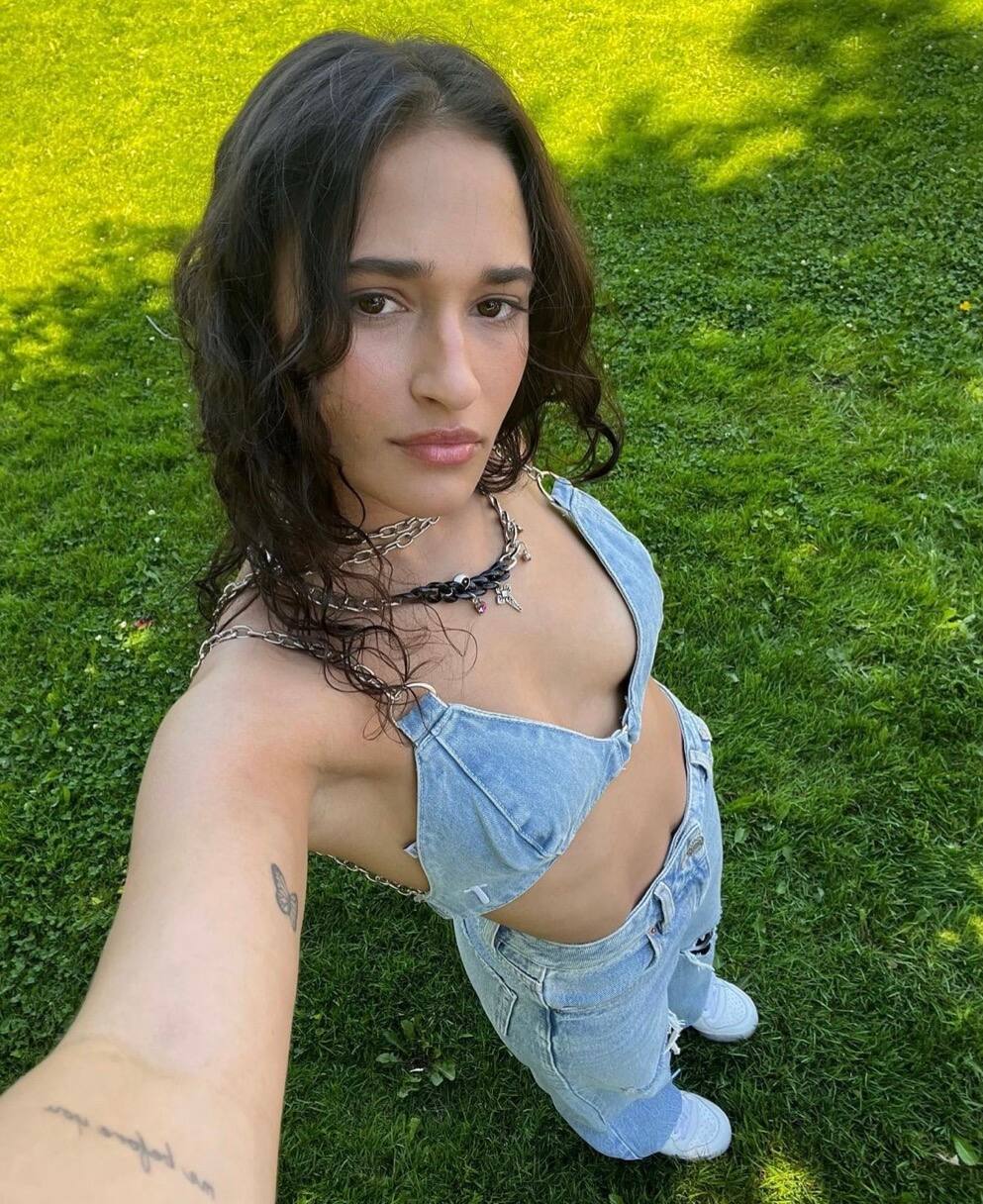 Lili-Ann De Francesco pose sans le haut