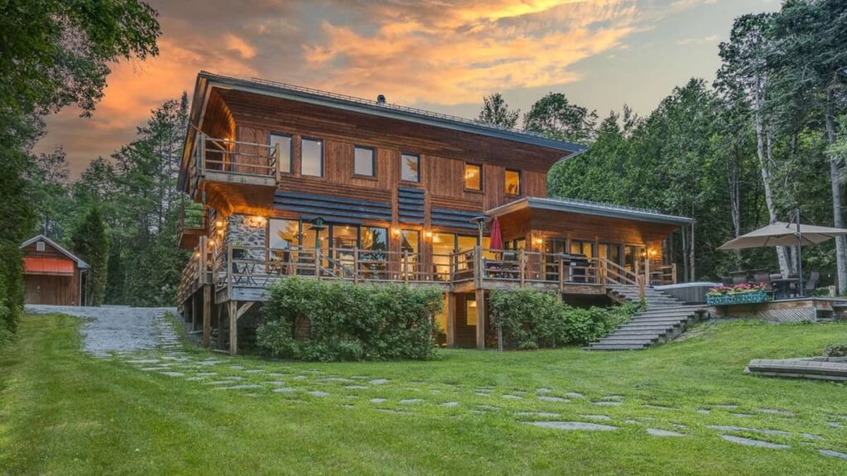 Une immense maison au bord de l’eau à Magog à vendre pour 4 850 000 24 heures Une immense maison au bord de l’eau à Magog à vendre pour 4 850 000 24 heures