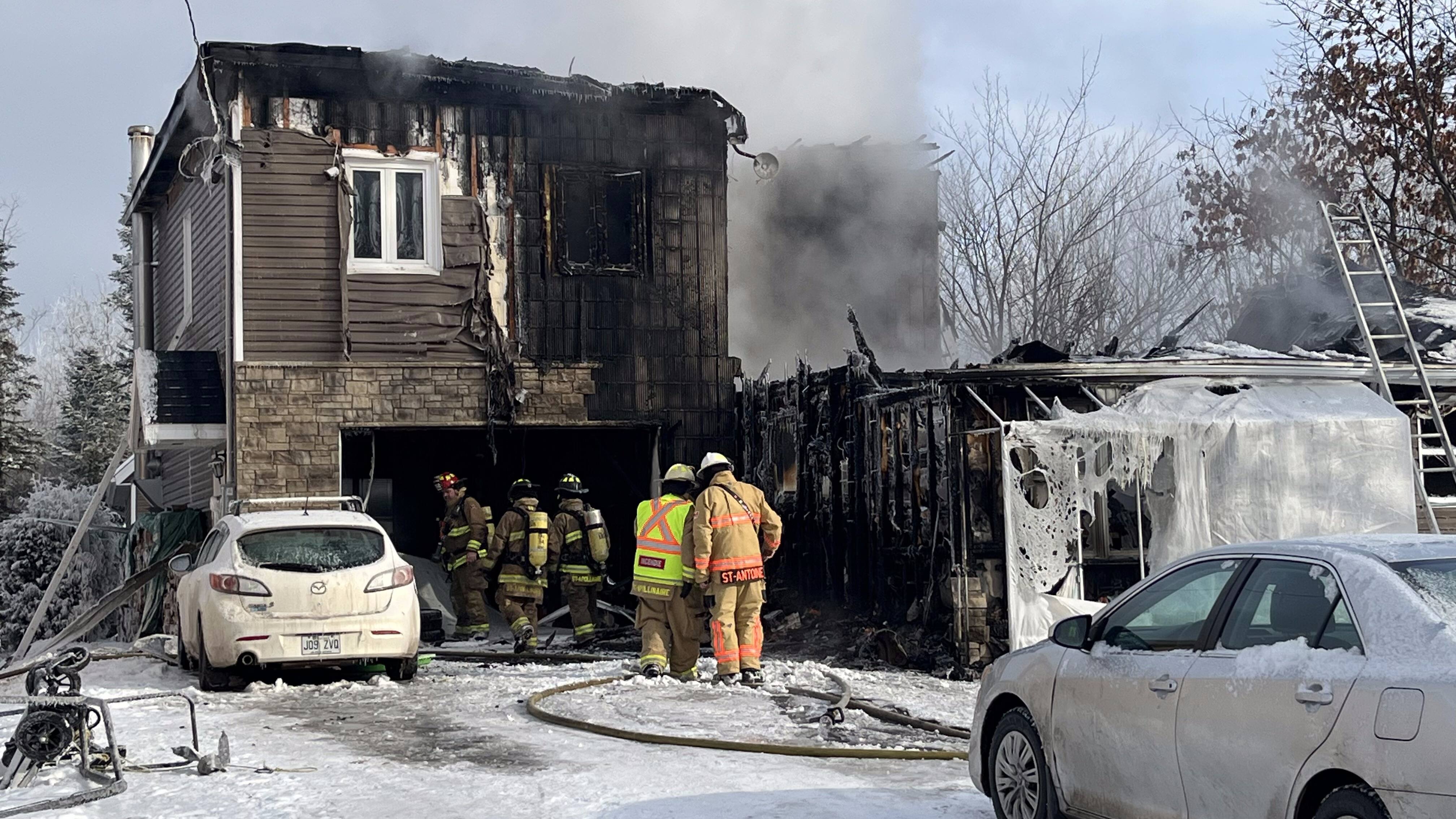 Saint-Apollinaire: un violent incendie ravage une résidence | TVA Nouvelles