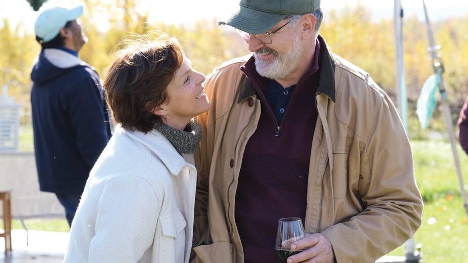 Marie-Luce et Charles (Maude Guérin et François Papineau) ont fini de se cacher. Que penseront leurs proches de leur relation?