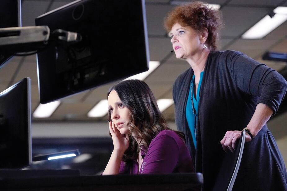 Sur le conseil de sa supérieure, Sue Blevins (Debra Christofferson), Maddie (Jennifer Love Hewitt) demande aux policiers de se rendre chez l’adolescent qui vient de l’appeler.