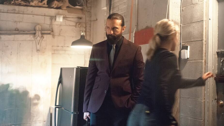 Vincent Morel (David La Haye) manipule Cassandra (Charlotte Aubin) afin de la convaincre de quitter le bunker. À l’extérieur, un grave danger la menace…