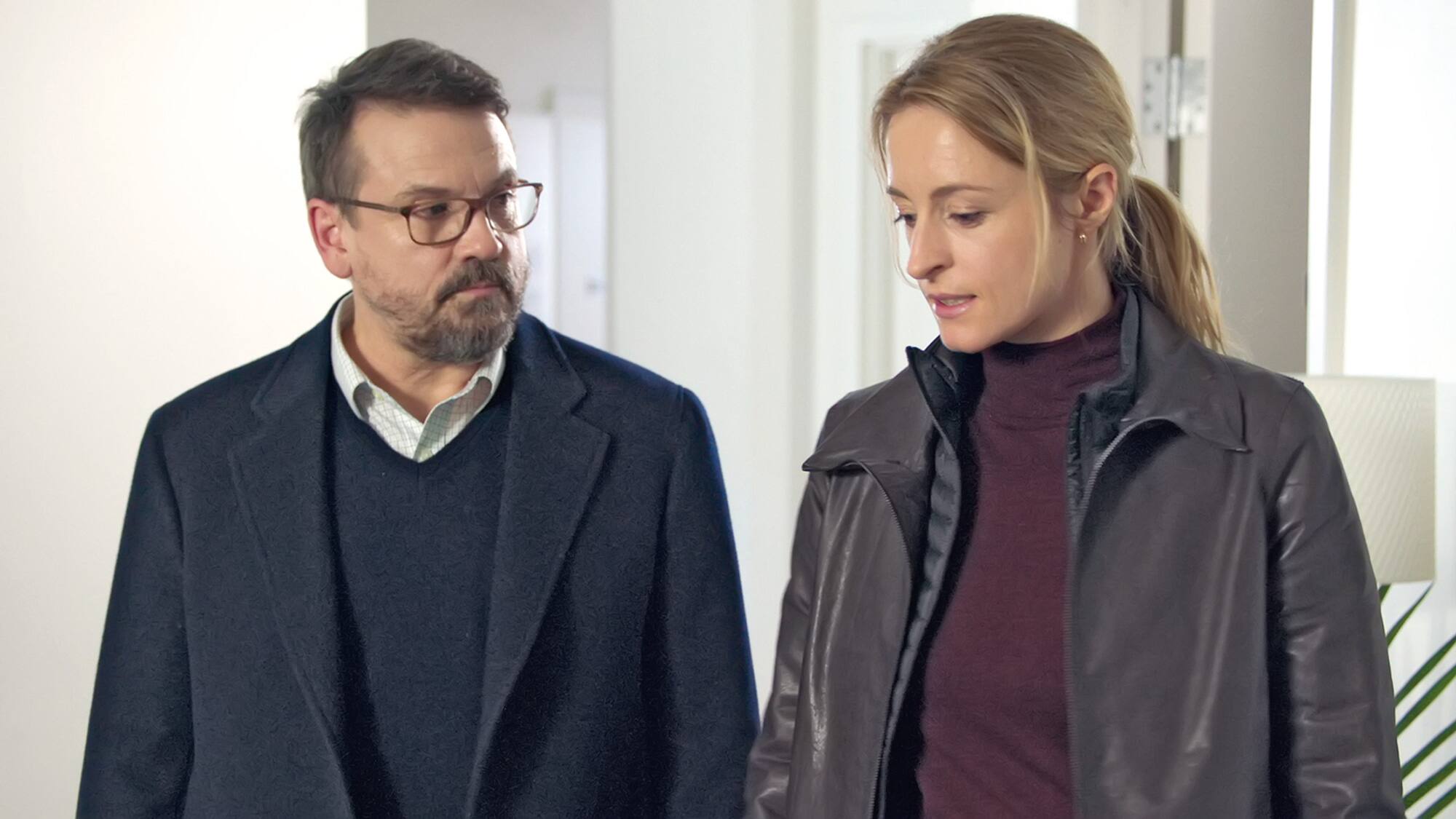 Simone Vallier (Christine Beaulieu) et son collègue ont de bonnes raisons de soupçonner le frère d’un ancien patient d’Henri Lacombe (Claude Legault).