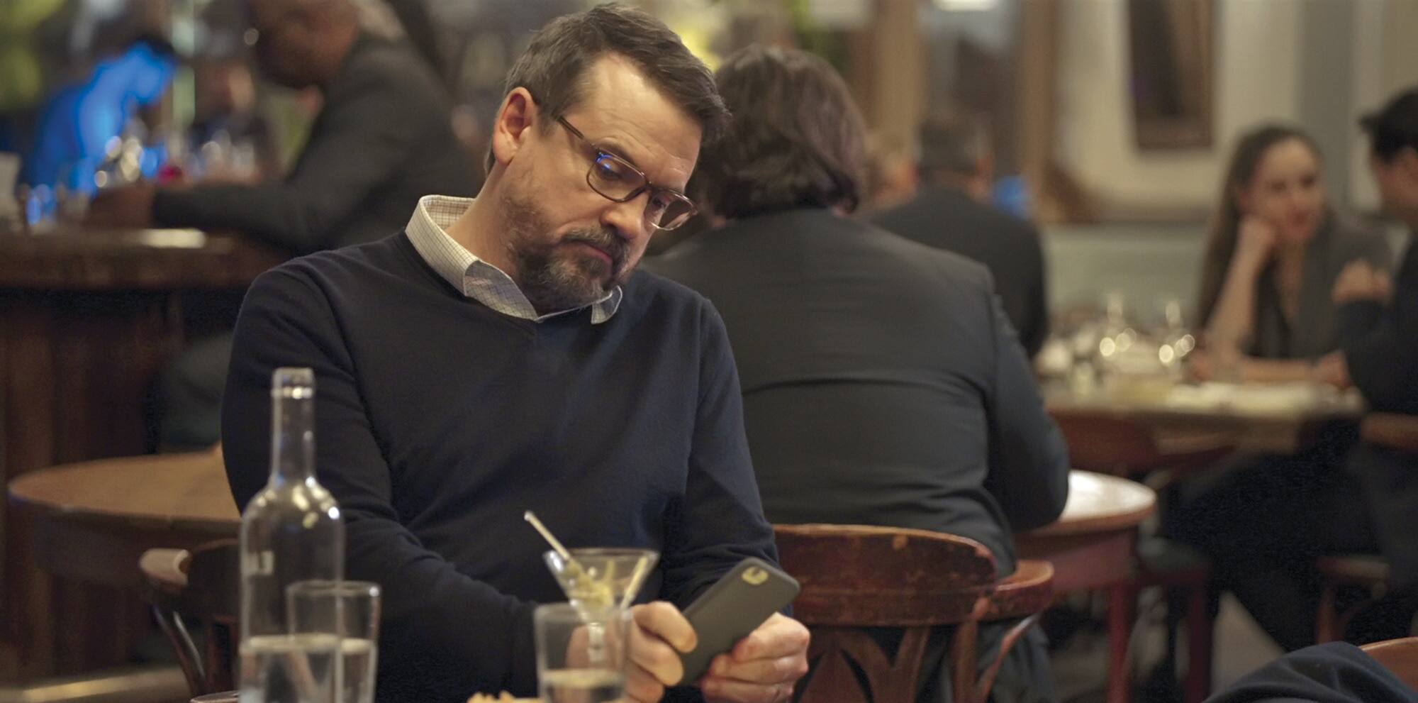 Henri Lacombe (Claude Legault) attend patiemment sa femme au restaurant, mais elle ne s’y présentera jamais.
