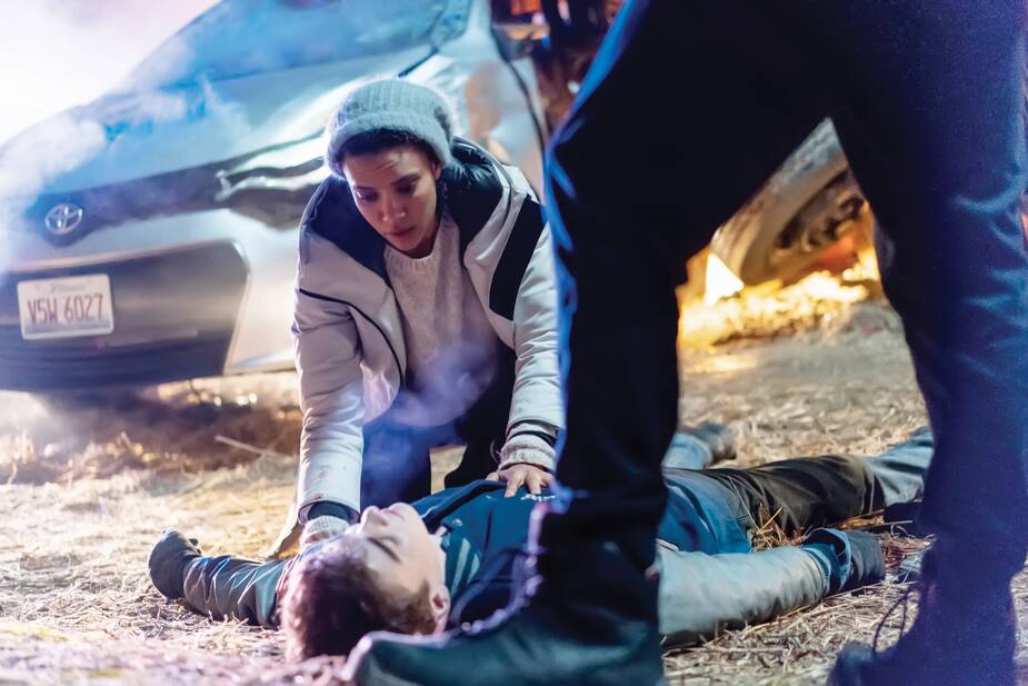 À la suite de l’accident, les ambulancières font l’impossible pour sauver la vie des jeunes victimes.