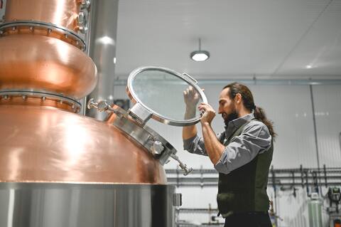 The general manager of the Témiscouata Distillery, Michaël Fortin, is convinced of the potential of white acerum on the international scene.