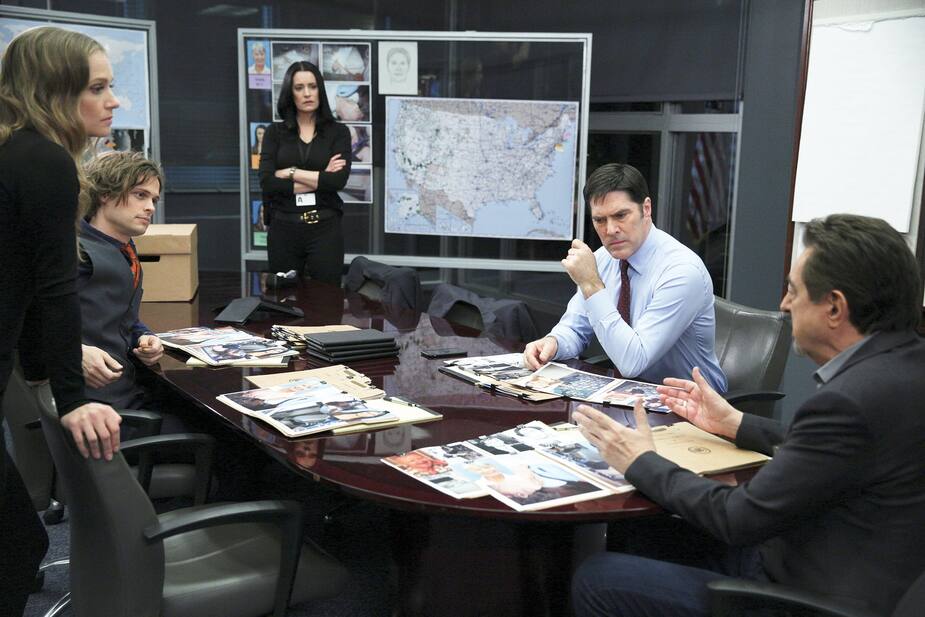 Emily Prentiss (Paget Brewster) est de passage aux États-Unis, où elle traque un tueur qui sévit partout sur la planète.