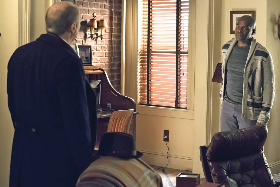 Red (James Spader) a décidé de pardonner la trahison d’Elizabeth (Megan Boone), mais pas celle de Dembe (Hisham Tawfiq)...