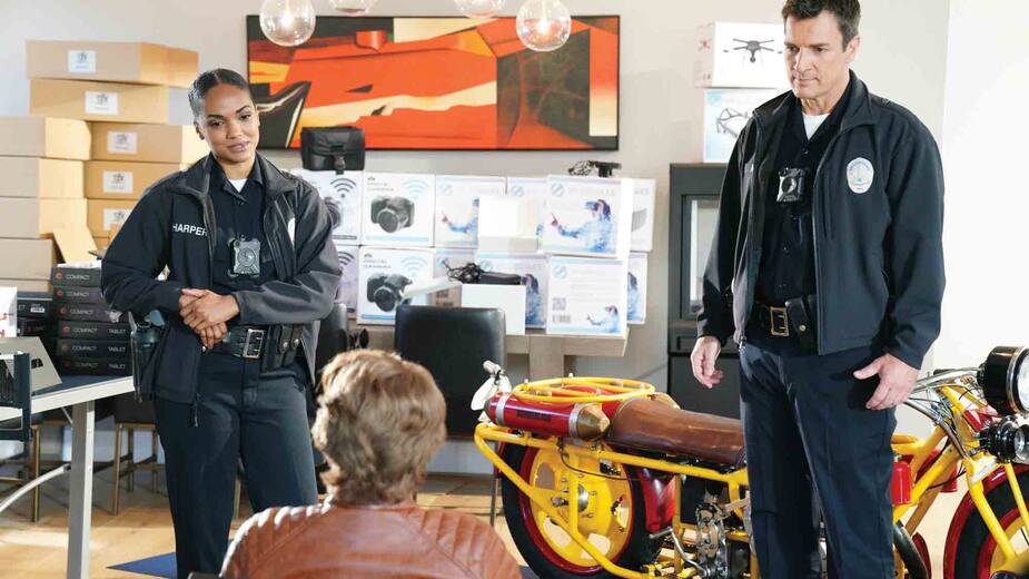 John et Nyla (Nathan Fillion et Mekia Cox) sont heureux de retrouver l’homme qui a volé l’identité du policier, mais leur joie est bien éphémère.