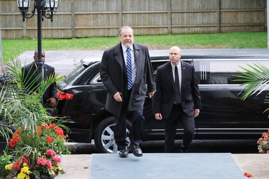 Le président Hamelin (Guy Nadon) est fier d’avoir conclu une entente avec le président Richards (Bruce Dinsmore). Mais est-ce vraiment pour le mieux?