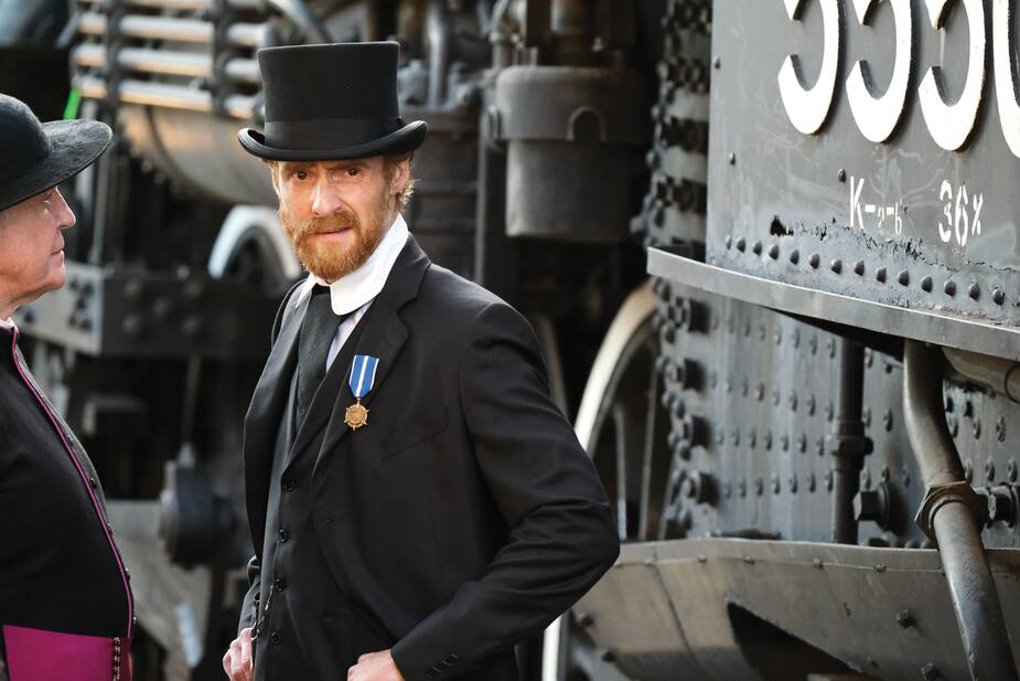 Séraphin (Vincent Leclerc) est chargé de faire le ménage avant que le train arrive.