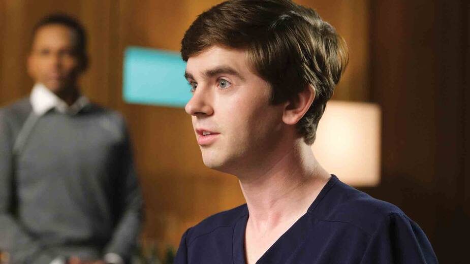 C’est un grand jour pour Shaun (Freddie Highmore), qui s’apprête à prendre les commandes dans la salle d’opération.