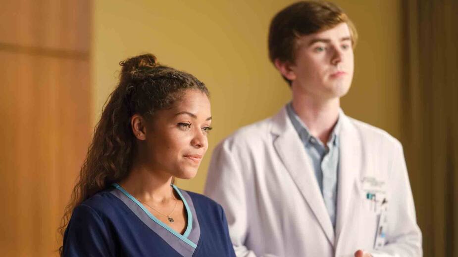Shaun (Freddie Highmore) a une idée pour permettre à Claire (Antonia Thomas) d’opérer sa patiente.