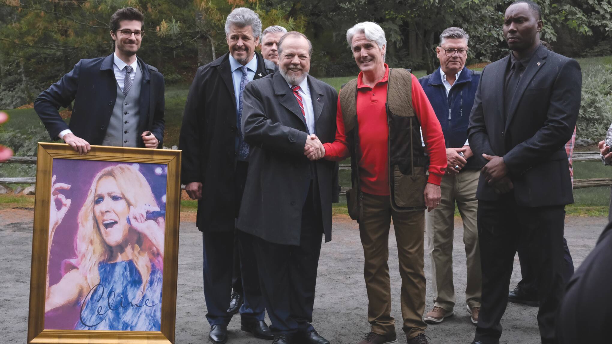 Le président Hamelin (Guy Nadon) et ses troupes sont sûrs de conclure un pacte favorable au Québec, mais Lester P. Richards (Bruce Dinsmore) ne l’entend pas de cette oreille.