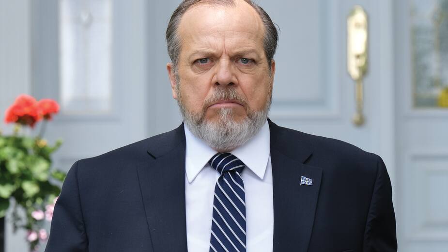 Jacques Hamelin (Guy Nadon) fait grise mine. Les prochaines élections ne s’annoncent pas bien pour son camp...