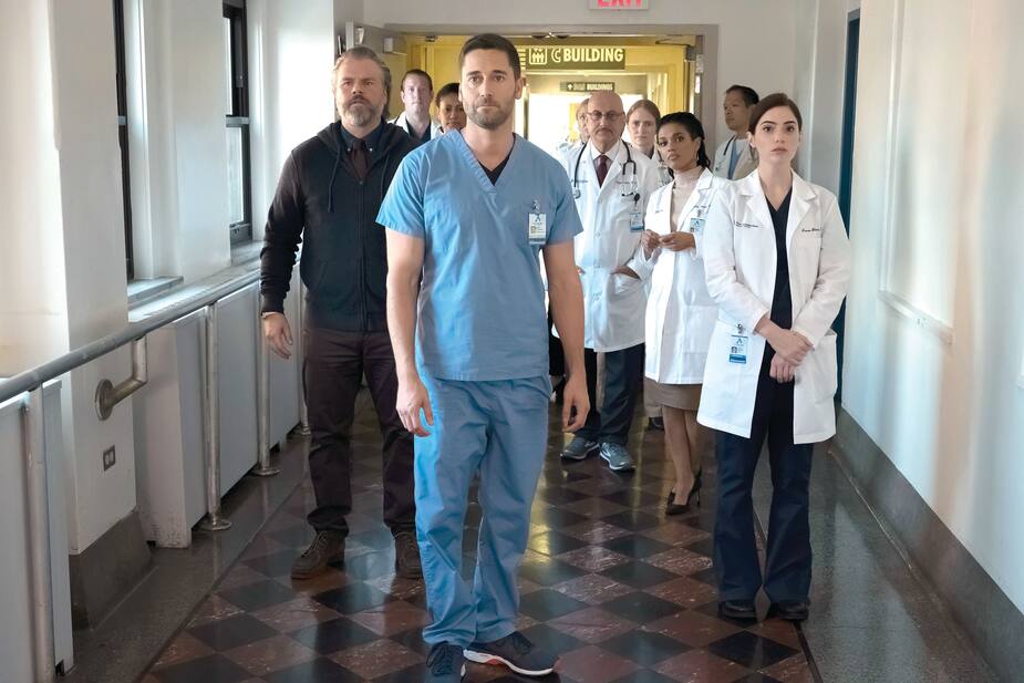 Les médecins, Max (Ryan Eggold) en tête, se mobilisent pour faire face à un afflux de patients.
