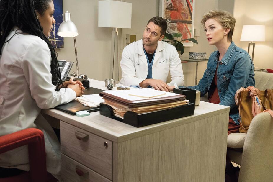 Georgia (Lisa O’Hare) n’a qu’une question à poser à Helen (Freema Agyeman): Max (Ryan Eggold) peut-il vaincre sa maladie?