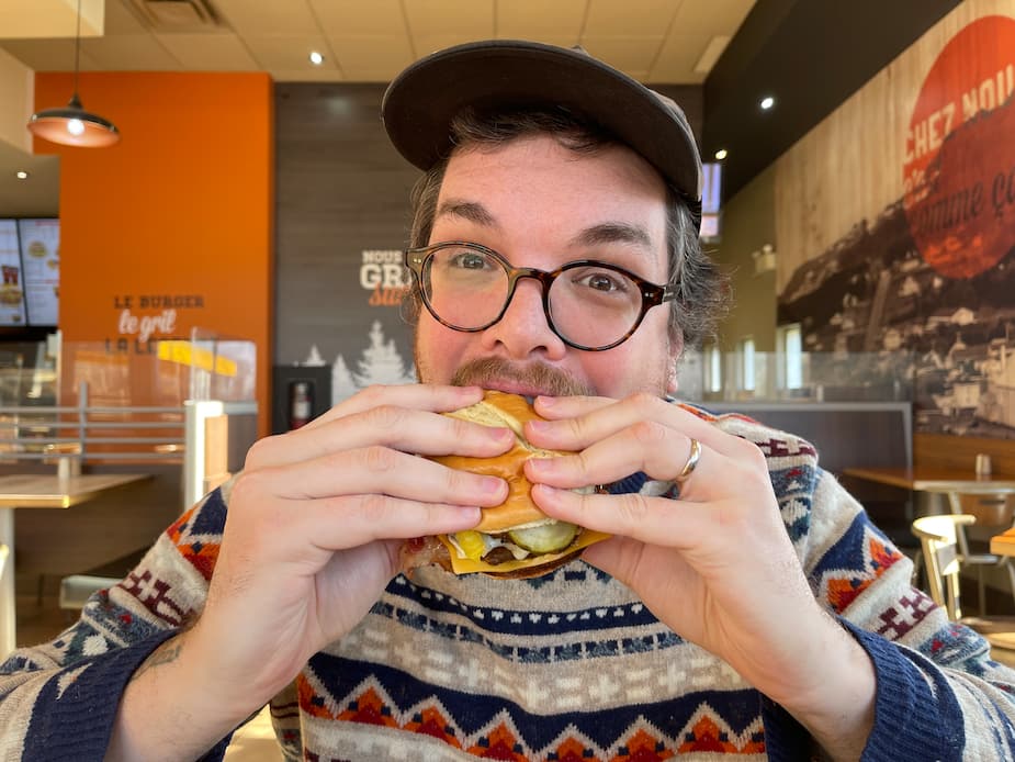 Image principale de l'article On a testé le nouveau burger géant du Harvey’s