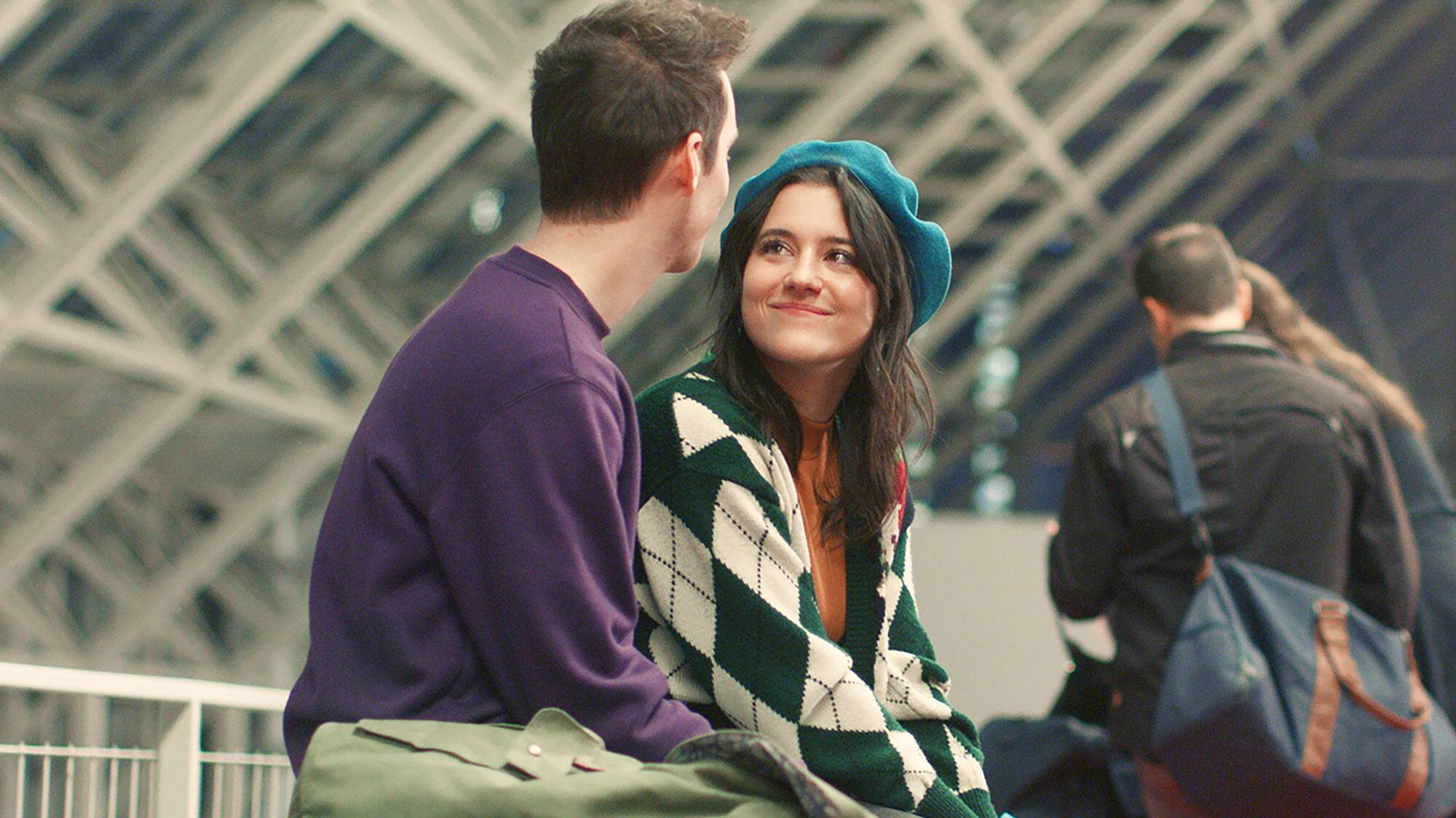 Chuck et Delphine (Pier-Luc Funk et Catherine Brunet) attendent de s’envoler pour vivre la plus belle aventure de leur vie.