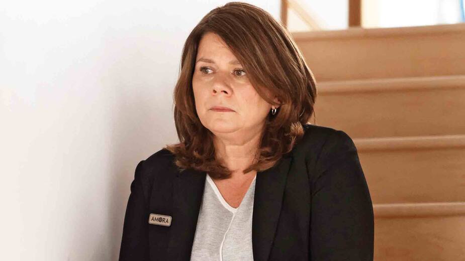 Anémone (Marina Orsini) est secouée par l’annonce du décès d’un être cher.