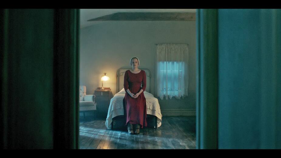 Loin de sa famille, Defred (Elisabeth Moss) mène une existence marquée par la peur et la haine de ses bourreaux.