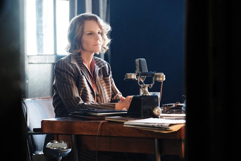 Nancy Campbell (Helen Hunt) tente en vain de persuader le personnel de l’ambassade britannique à Varsovie qu’une attaque des Allemands est imminente.