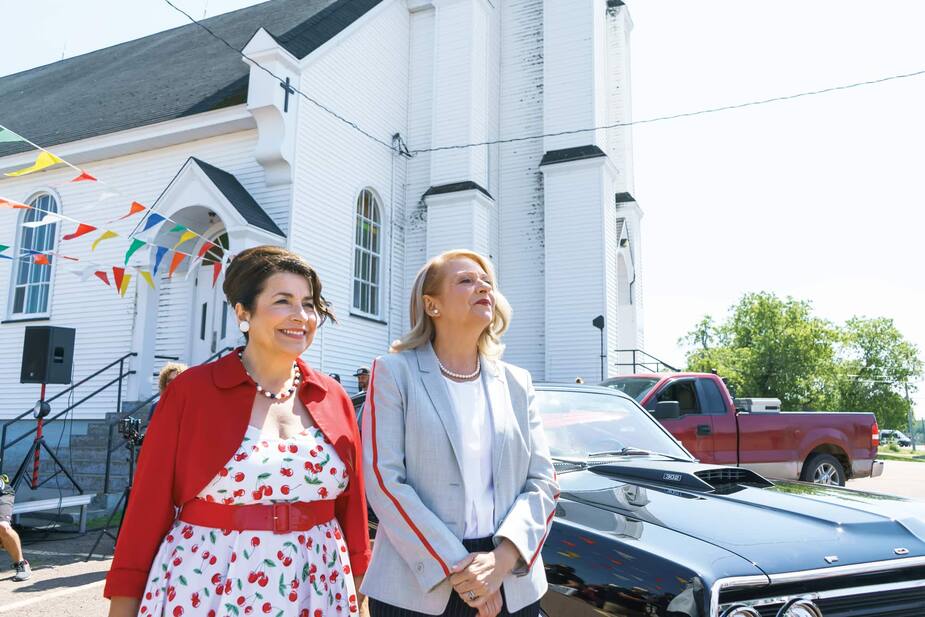 C’est un grand jour pour Rita et Gilberte (Patricia Léger et Claire Normand), qui espèrent voir le village accéder enfin à la notoriété.