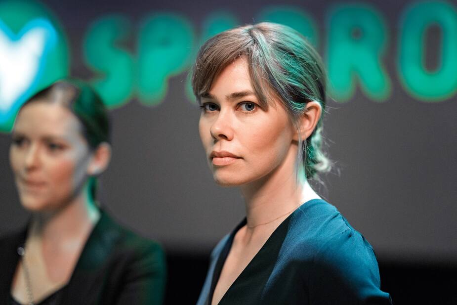 Victoria (Birgitte Hjort Sørensen) a peut-être trouvé un moyen de prévenir les autorités de ce qui se trame chez elle.