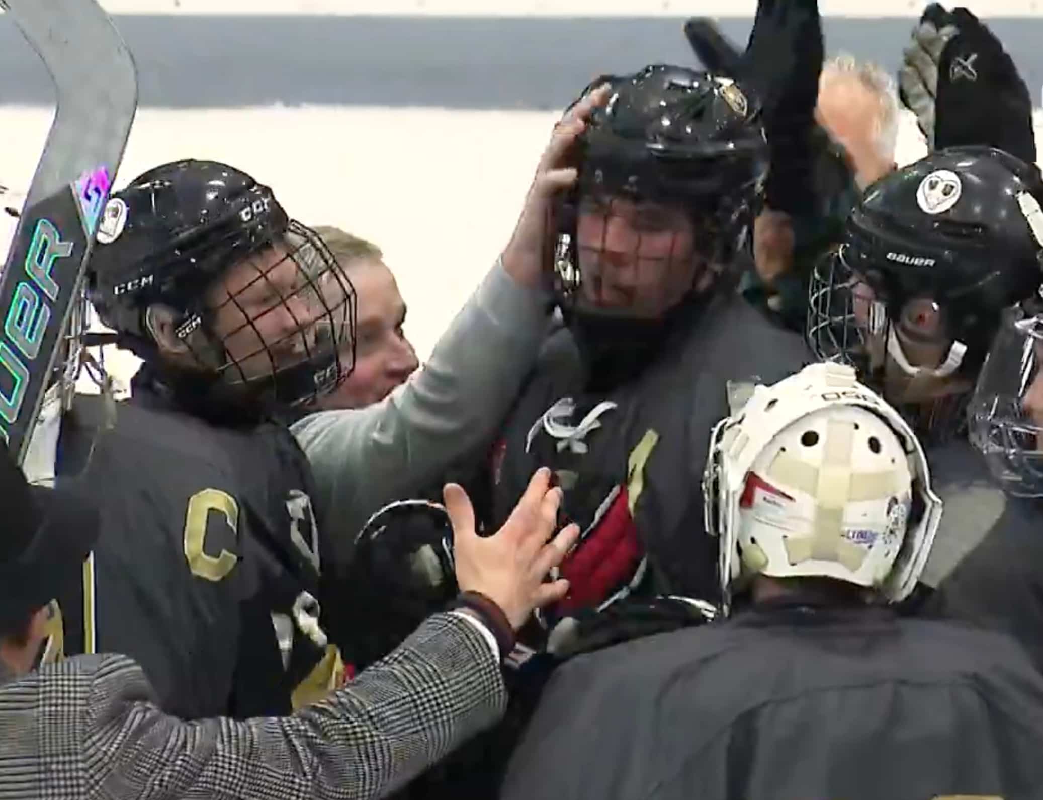 [À VOIR] Il propulse son équipe en finale, un mois après avoir vu trois membres de sa famille abattus lors d'une fusillade dans un aréna du Rhode Island