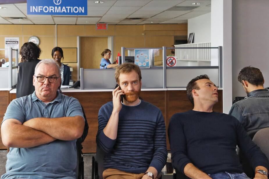 Le déménagement se transforme en visite à l’hôpital pour toute la famille, dont Gilles, Éric et Romain (Gildor Roy, Simon Lacroix et Mathieu Quesnel).