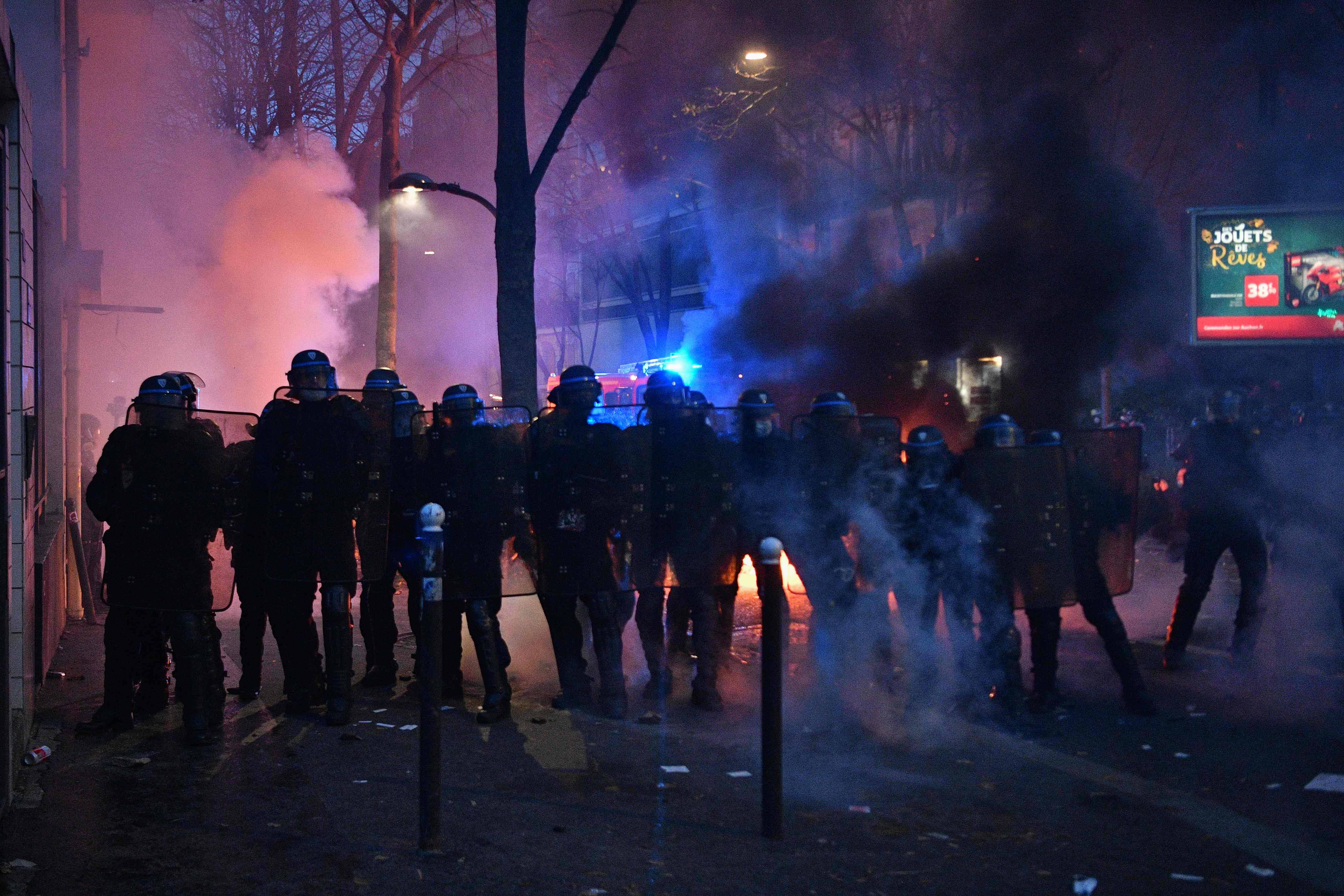 [EN IMAGES] Plusieurs incidents lors d’une manifestation à Paris TVA Nouvelles