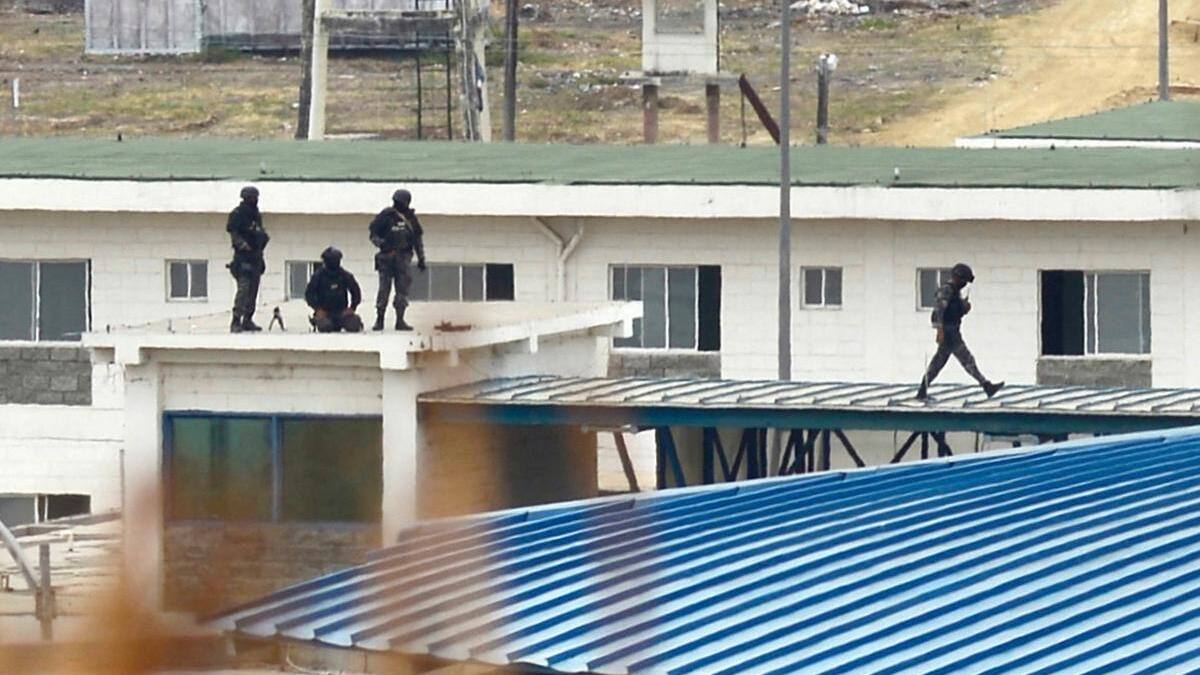 Équateur: des policiers attaqués par balles dans la prison de Guayaquil