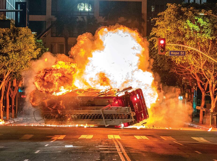 Lorsqu’une bombe explose à bord d’un camion de pompiers...