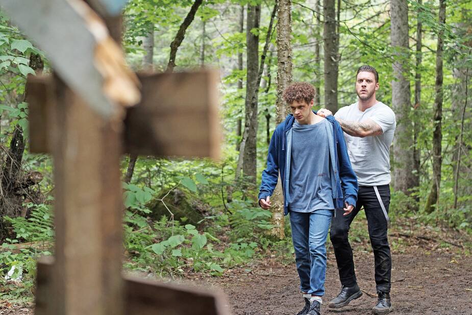 Logan (Lévi Doré) cherche le moyen d’échapper à Jimmy (Mathieu Baron)...