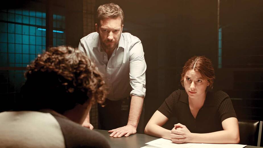 Pelletier (Danny Gilmore) soumet Alexis (Guillaume Laurin) à un interrogatoire musclé, sa méthode préférée pour obtenir des aveux.